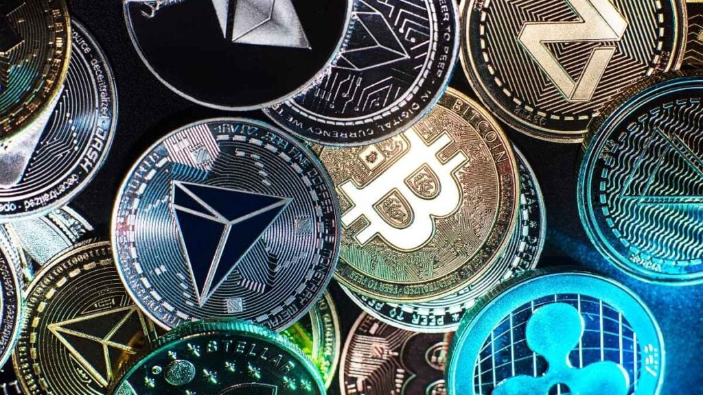 varie monete con loghi di criptovalute