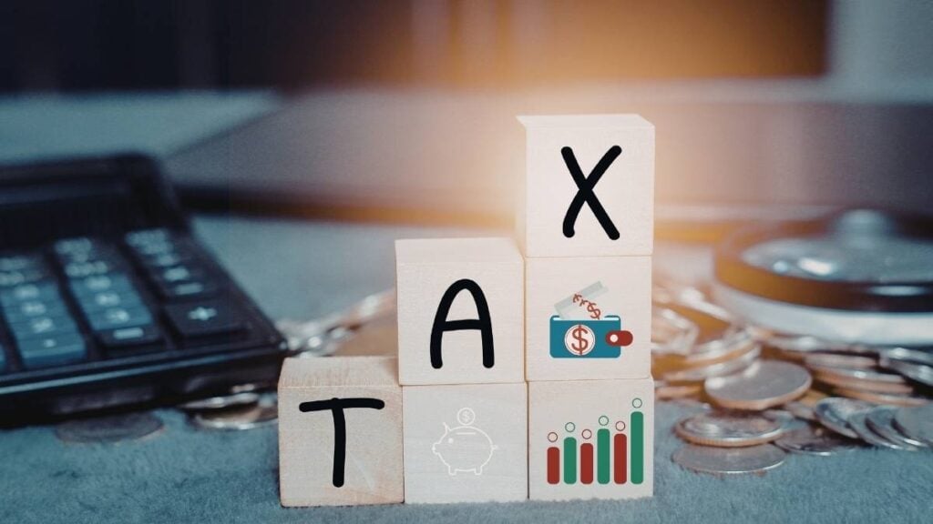 tasse a scaloni con monete e calcolatrice