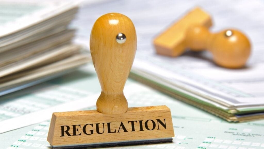 Timbro di regolamentazione su documenti ufficiali.