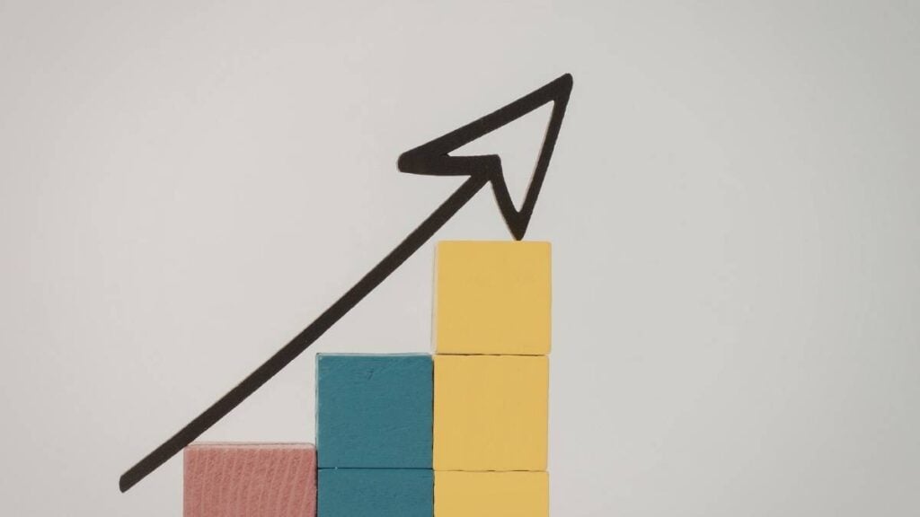 tre colonne di grandezza crescente con freccia