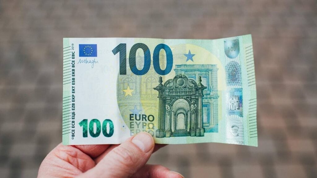 banconota di 100 euro tenuta in mano