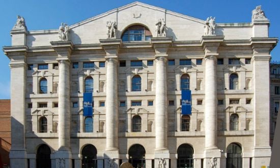 Facciata del Palazzo Mezzanotte a Milano, Italia.