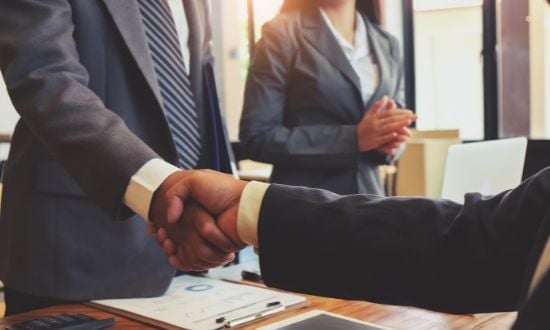 Stretta di mano tra uomini d'affari in ufficio.