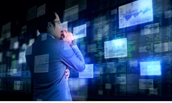 Analisi dati finanziari su schermi digitali.