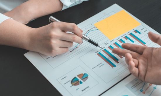 Analisi dati aziendali con grafici e diagrammi.