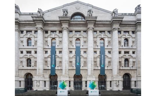 Facciata della Borsa di Milano, Italia.