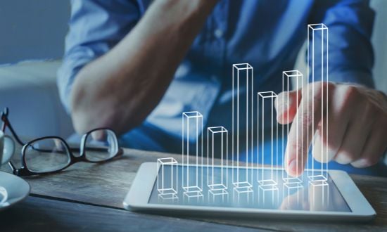 Grafico di crescita su tablet, analisi dati aziendali.