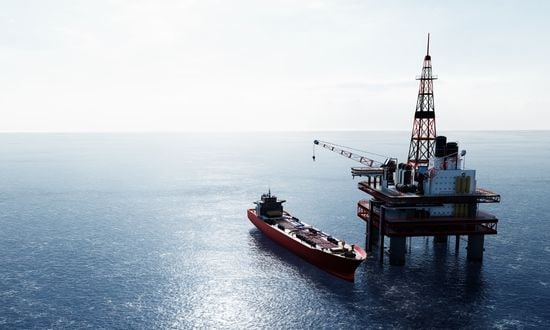 Piattaforma petrolifera offshore con nave cisterna.