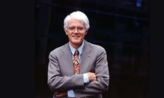 Uomo anziano in abito grigio con cravatta colorata.