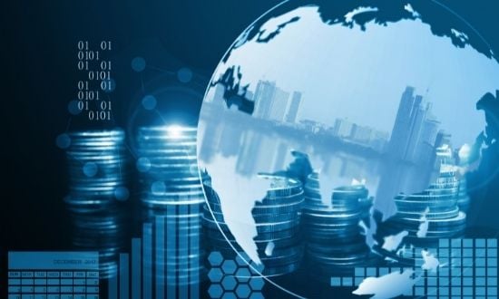 Finanza globale, grafici e monete digitali.