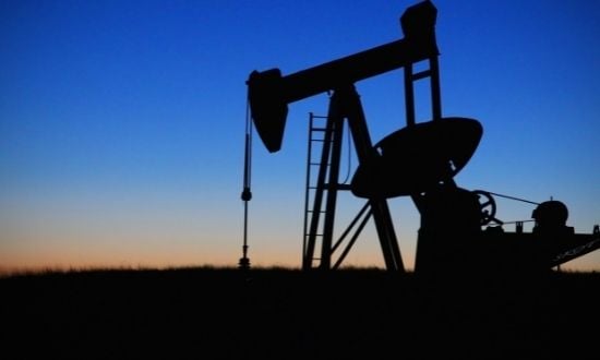 Pompa petrolifera al tramonto nel campo petrolifero.