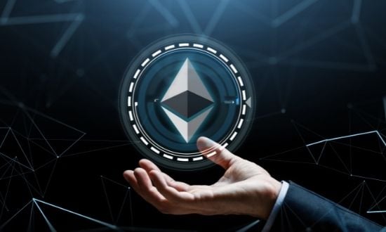 Simbolo di Ethereum sopra una mano, tecnologia blockchain.