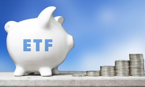 Salvadanaio ETF e pile di monete argentate.