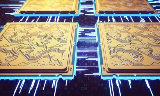 Microchip dorato su circuito stampato tecnologico avanzato.