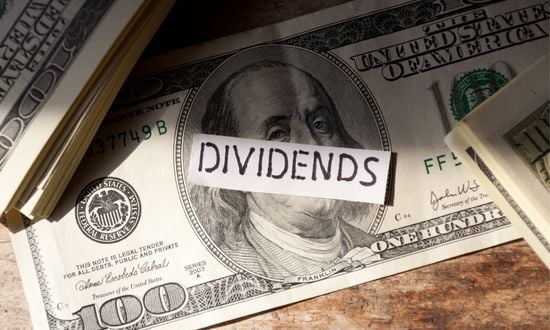 Banconote con la scritta "dividendi" sopra.