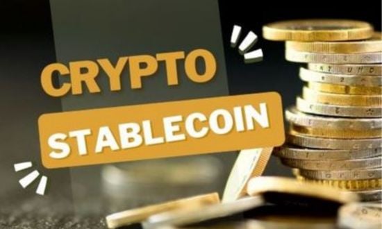 Monete d'oro con testo "Crypto Stablecoin".