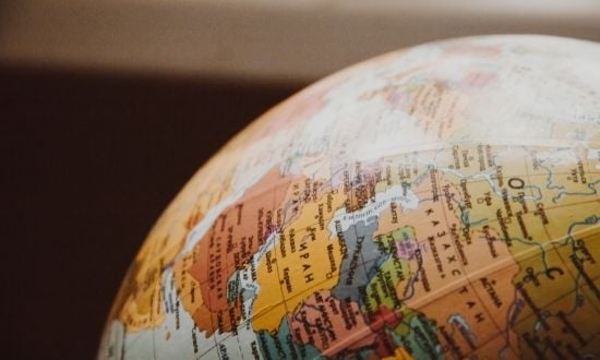 Globo terrestre con mappa geografica dettagliata.