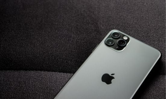 iPhone su sfondo scuro, vista posteriore.