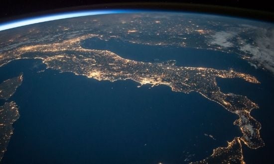 Vista notturna dell'Italia dallo spazio.