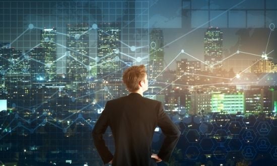 Uomo d'affari osserva grafici finanziari su sfondo cittadino.