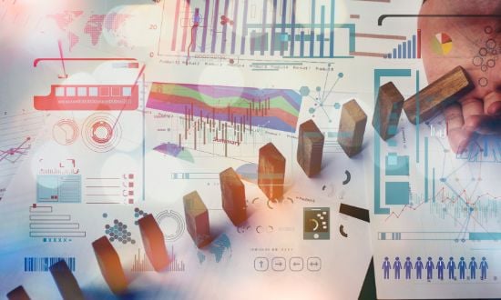 Grafici aziendali con domino e mano in azione.