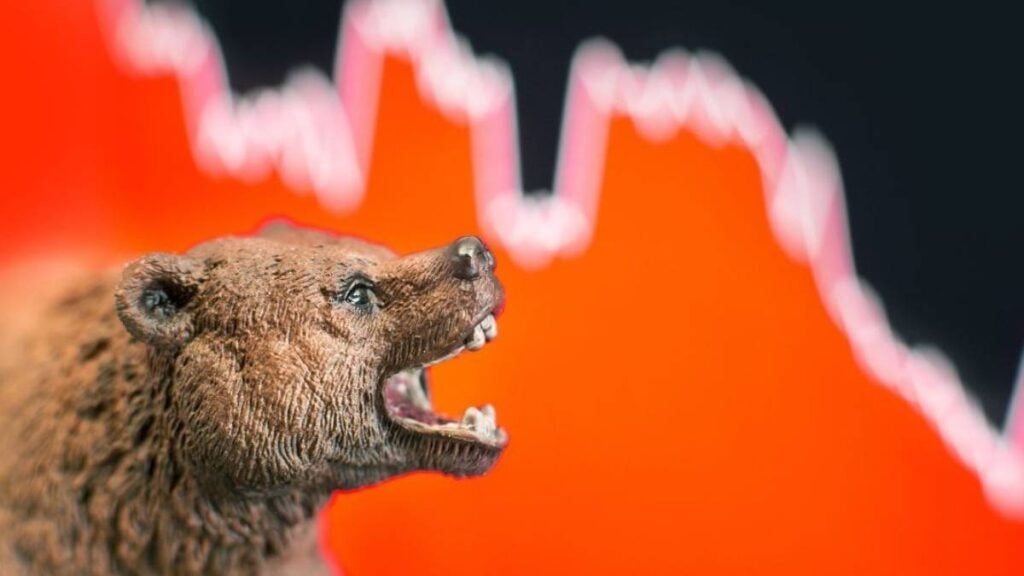 guadagnare nel mercato ribassista - orso su sfondo rosso