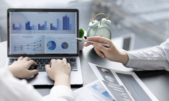 Analisi dati aziendali su laptop con grafici e report.