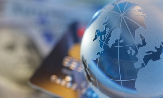 Globo trasparente con carte di credito sullo sfondo.