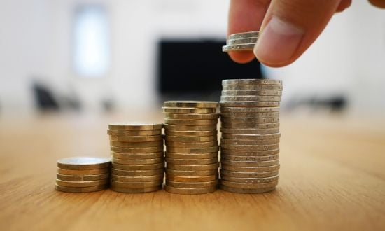 Monete impilate, crescita finanziaria, risparmio, investimento, economia.