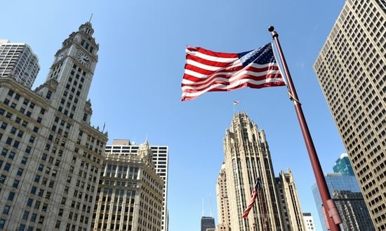 Bandiera americana sventola tra grattacieli di Chicago.