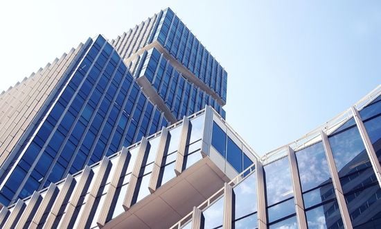 Grattacielo moderno con facciata in vetro e acciaio.