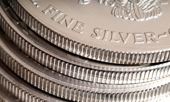 Monete d'argento impilate, dettaglio ravvicinato.