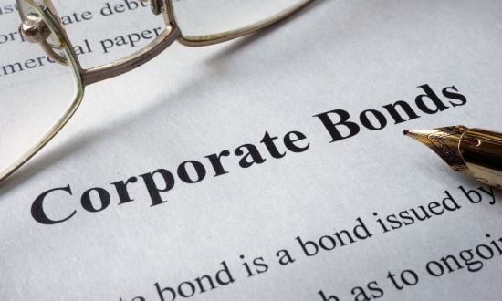 Obbligazioni societarie con occhiali e penna dorata.