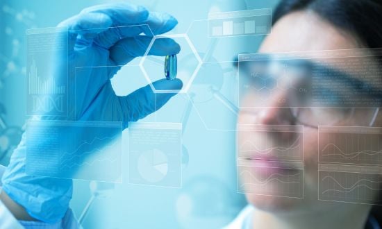 Ricercatore analizza pillola con grafici digitali.