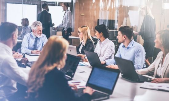 Riunione aziendale con team di professionisti in ufficio.