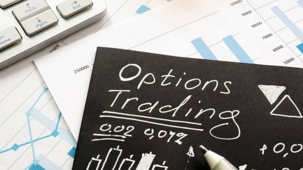 options trading su fondo scuro con fogli sullo sfondo e grafici