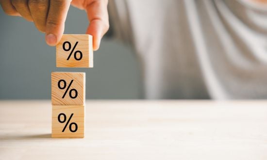 Blocchi di legno con simboli di percentuale impilati.