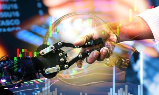 Stretta di mano uomo-robot, grafici finanziari sullo sfondo.