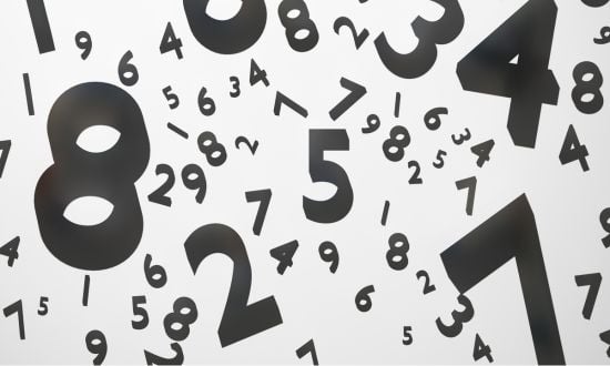 Numeri neri casuali su sfondo bianco.