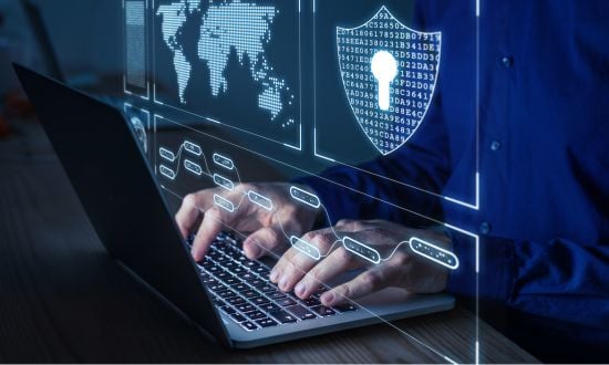 Sicurezza informatica, mani su laptop, protezione dati digitali.