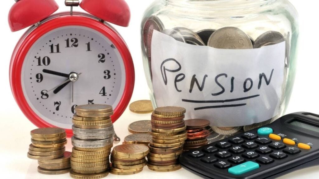 fondi pensione - sveglia monete calcolatrice e barattolo con monete