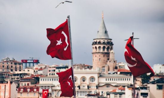 Bandiere turche sventolano davanti alla Torre di Galata.