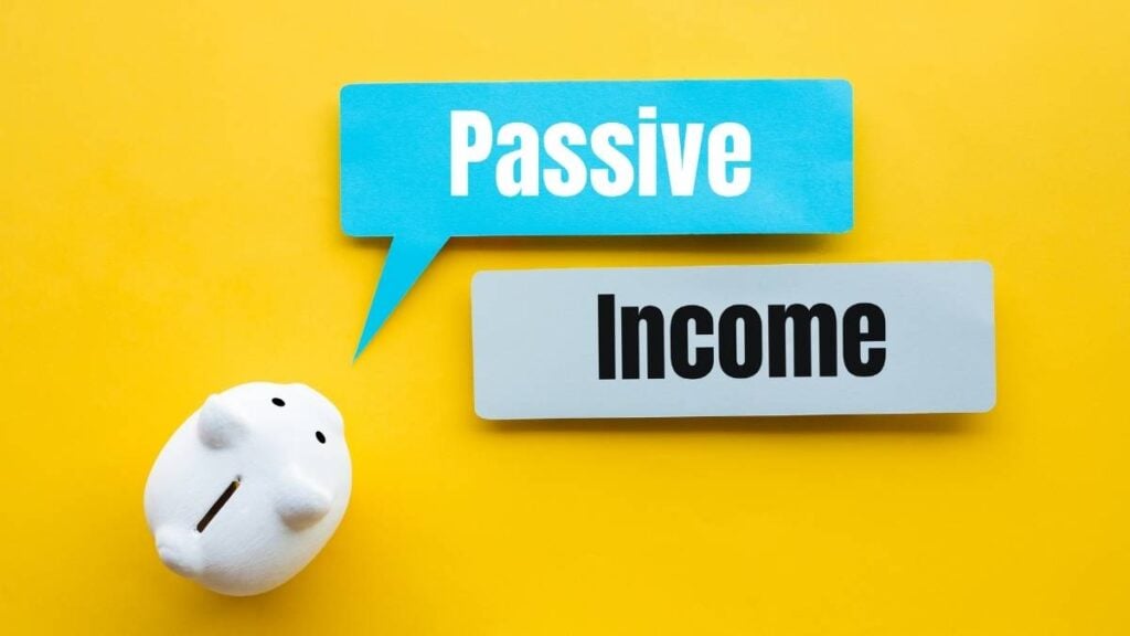 passive income con fondo gaiallo e maialino salvadanaio bianco