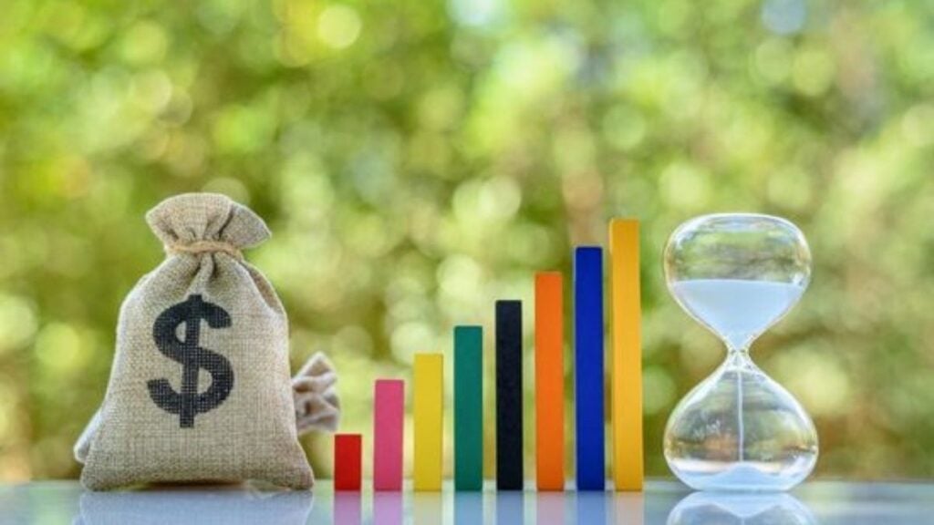 sacchetto di denaro con clessidra e regoli in crescendo