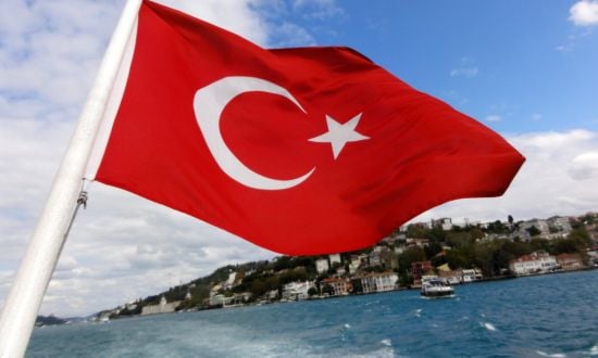 Bandiera turca sventola sullo sfondo del Bosforo.