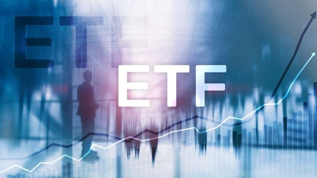 etf da comprare oggi fondo blu con sagome di persone