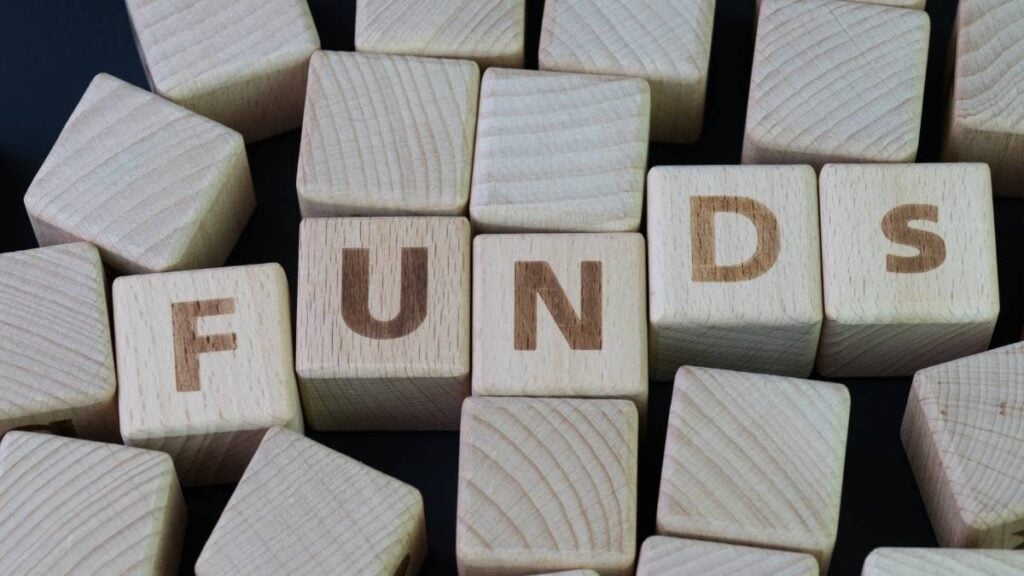 scritta funds su blocchetti di legno - fondi comuni